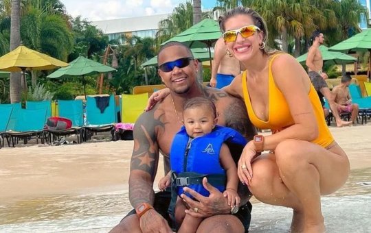 Lorena Improta abre álbum de viagem com Leo Santana e a filha na Disney