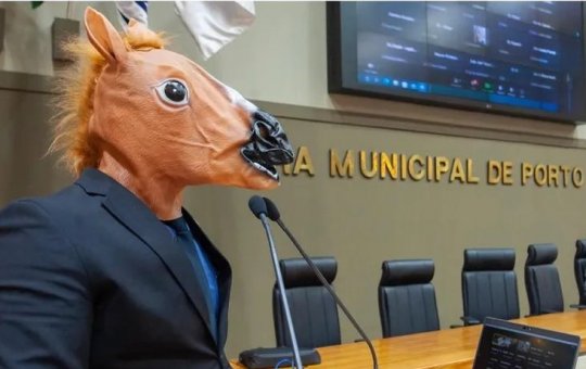 Vereador se fantasia de burro após Câmara homenagear Olavo de Carvalho no RS