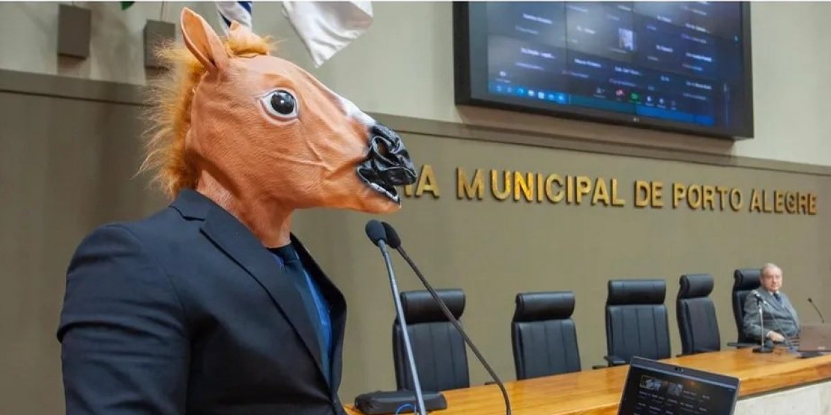 Vereador se fantasia de burro após Câmara homenagear Olavo de Carvalho no RS