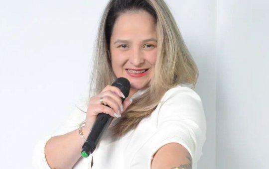Cantora de Forró viraliza por servir cachaça em sua calcinha durante shows