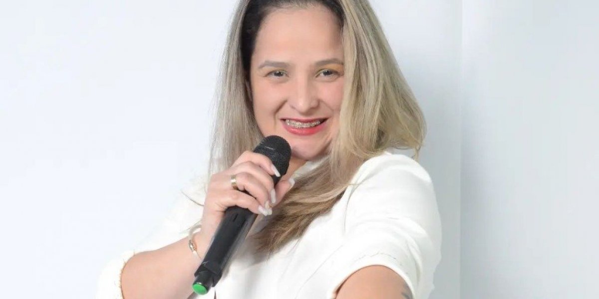 Cantora de Forró viraliza por servir cachaça em sua calcinha durante shows