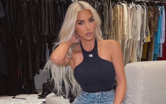Com cabelos platinados, Kim Kardashian viraliza após estrelar capa de revista