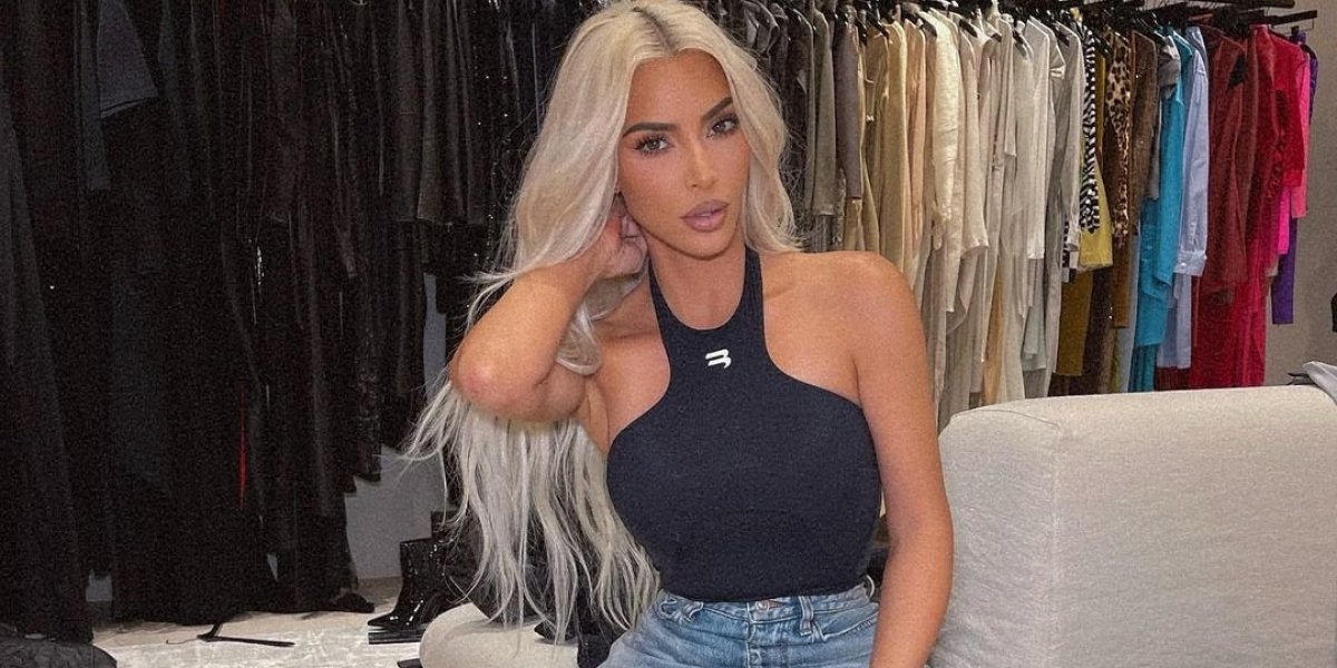 Com cabelos platinados, Kim Kardashian viraliza após estrelar capa de revista