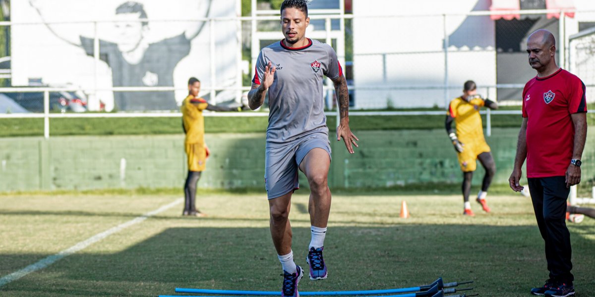 Jogadores do Vitória comparecem ao CT para realizar procedimentos médicos