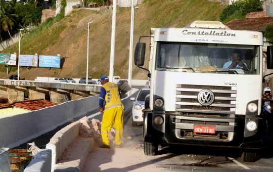 Limpurb coleta 2,3 mil toneladas de entulho por dia em Salvador