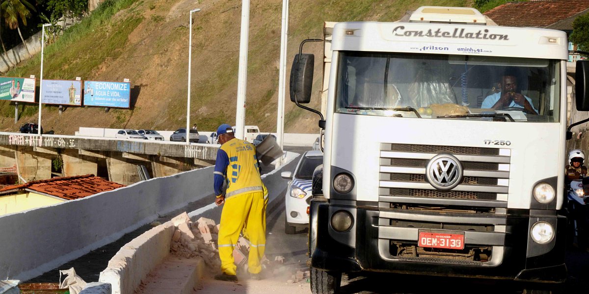 Limpurb coleta 2,3 mil toneladas de entulho por dia em Salvador