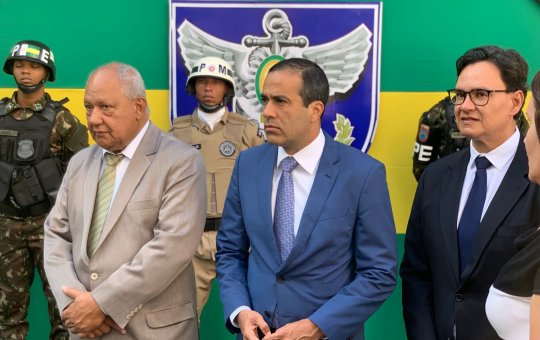 Autoridades políticas comparecem ao desfile do Dia da Independência, em Salvador