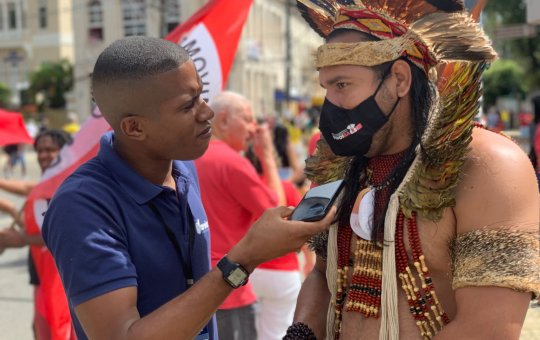 Kâhu Pataxó, liderança indígena, denuncia violência policial contra comunidade