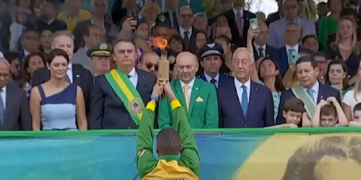 Luciano Hang divide Tribuna de Honra com Bolsonaro