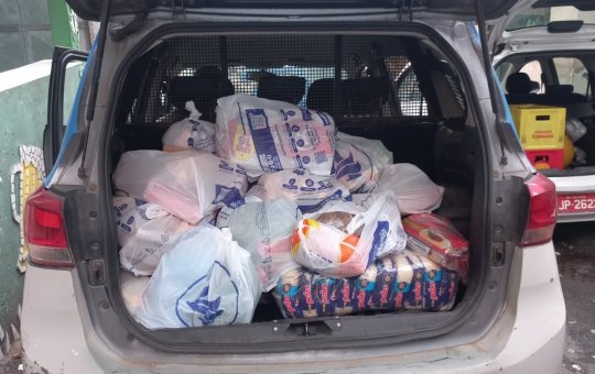 PMs realizam doações de alimentos e medicamentos a adolescente autista