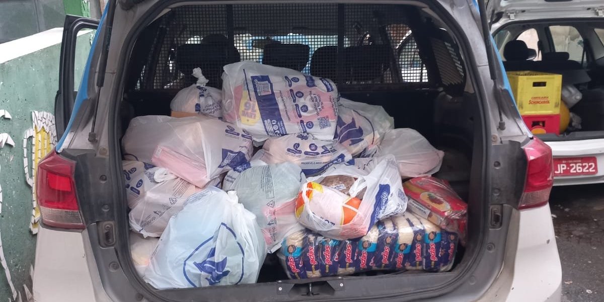 PMs realizam doações de alimentos e medicamentos a adolescente autista
