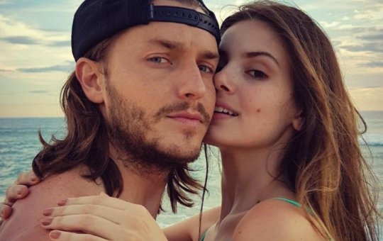Camila Queiroz se irrita ao perguntarem se ela tem medo de seu marido a trair
