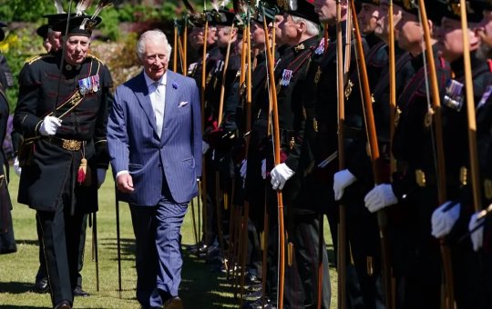 Rei Charles III se pronuncia pela primeira vez lamentando a morte da mãe