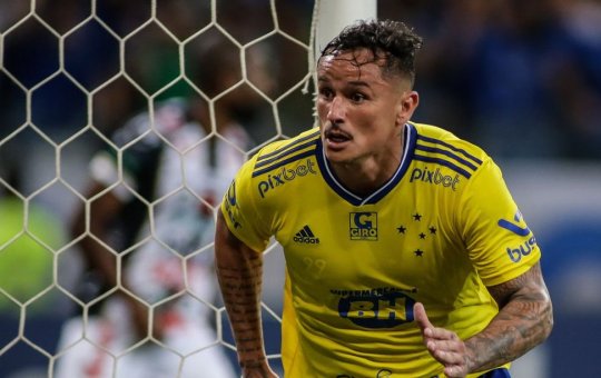 Edu dá vitória ao Cruzeiro, que se aproxima do retorno à Série A