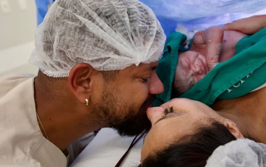 Após dar à luz, Viviane Araújo deixa maternidade com o filho no colo