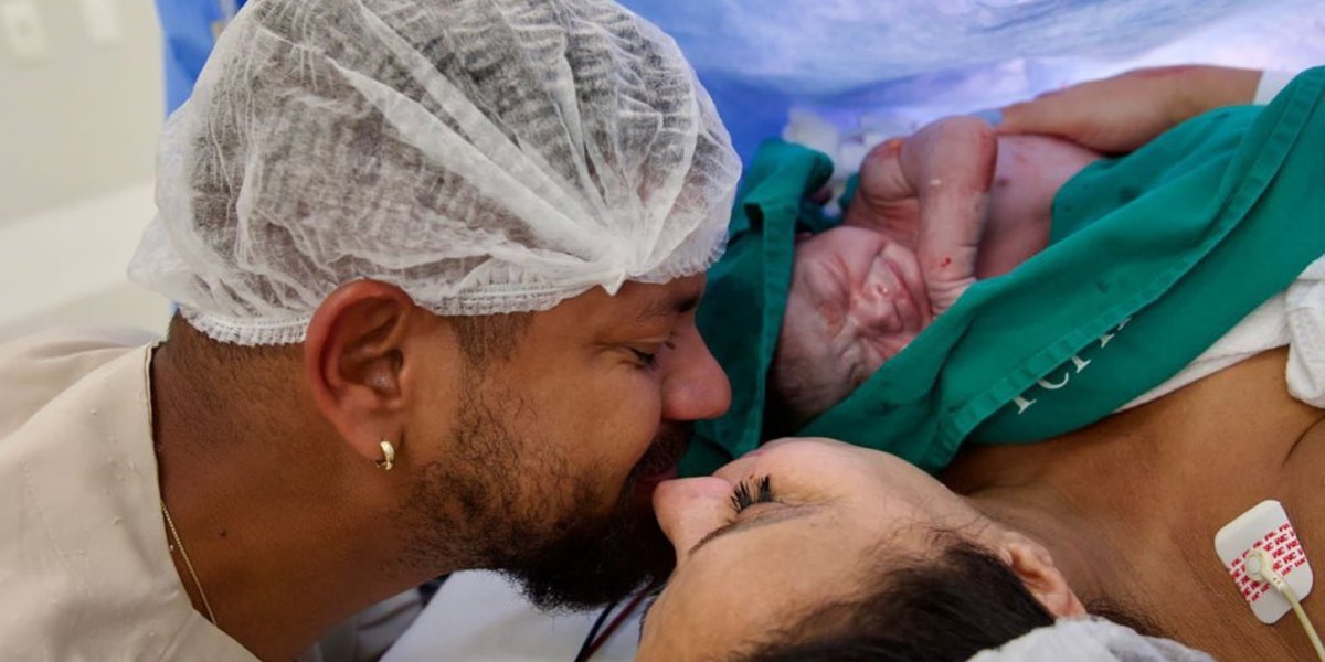 Após dar à luz, Viviane Araújo deixa maternidade com o filho no colo