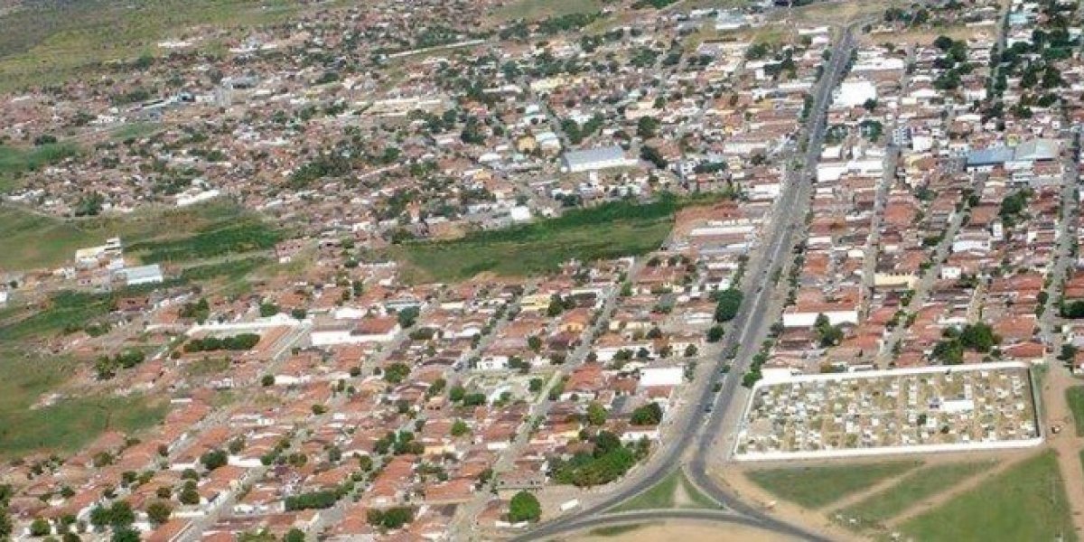 Capim Grosso: incêndio em galpão deixa quatro veículos destruídos
