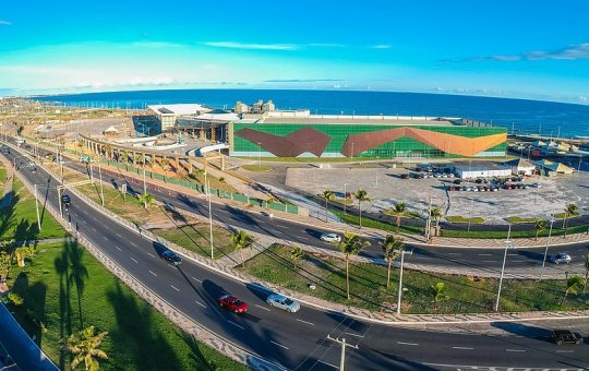 Carro colide com moto na região do Centro de Convenções, em Salvador