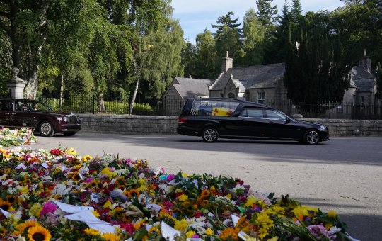 Corpo da Rainha Elizabeth deixa o Castelo de Balmoral, na Escócia