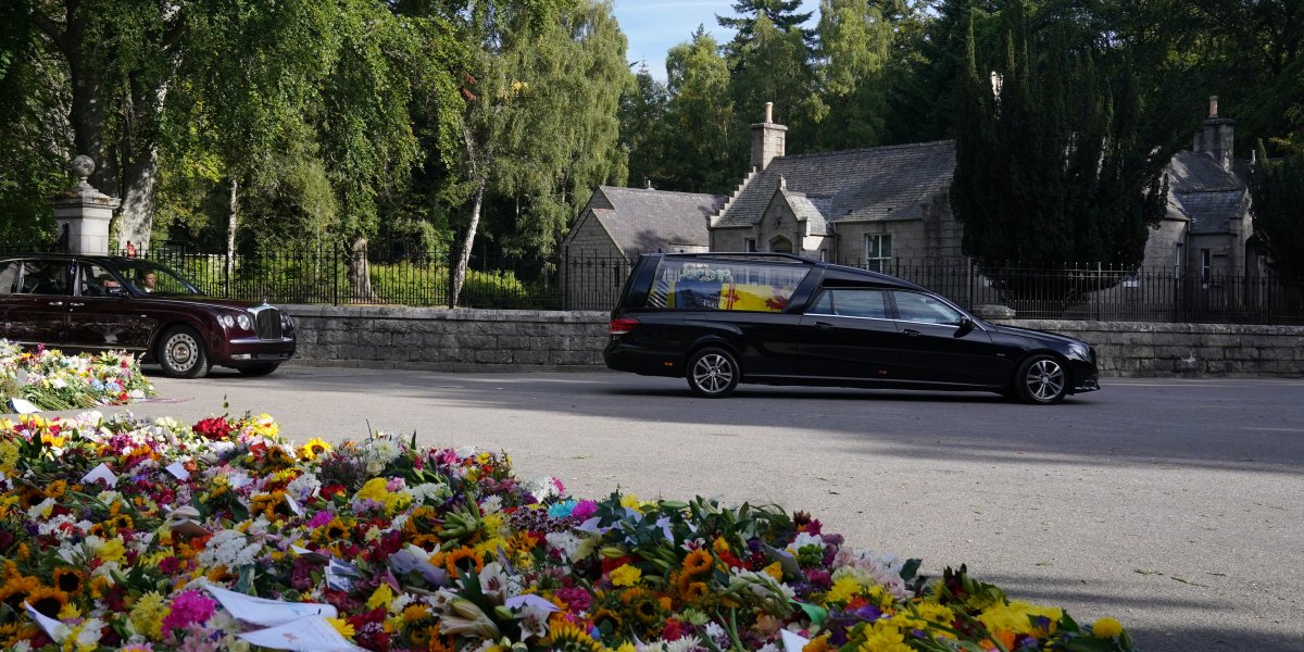 Corpo da Rainha Elizabeth deixa o Castelo de Balmoral, na Escócia