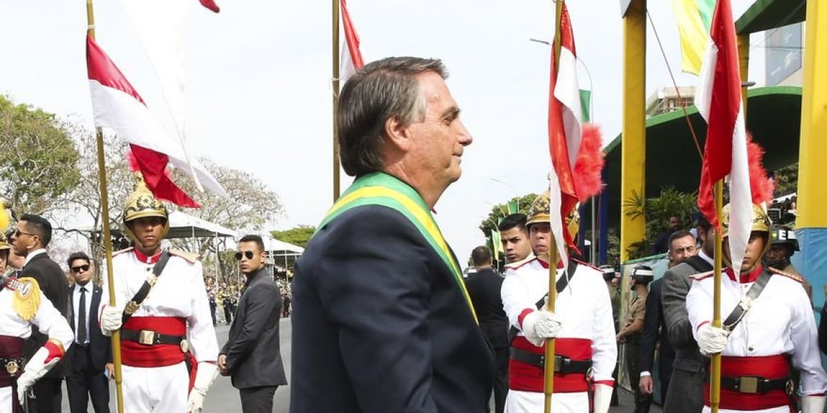 Bolsonaro promete passar a "faixa" e se "recolher" caso perca eleição