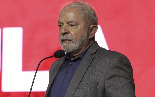 TSE multa campanha de Lula por propaganda eleitoral antecipada