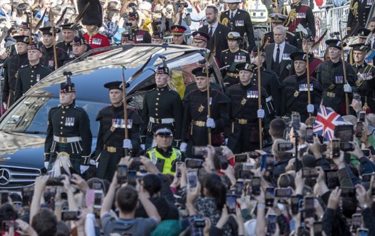 Corpo da rainha Elizabeth chega no Palácio de Buckingham e seguirá novo cortejo