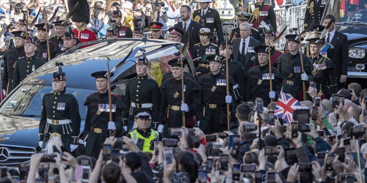 Corpo da rainha Elizabeth chega no Palácio de Buckingham e seguirá novo cortejo