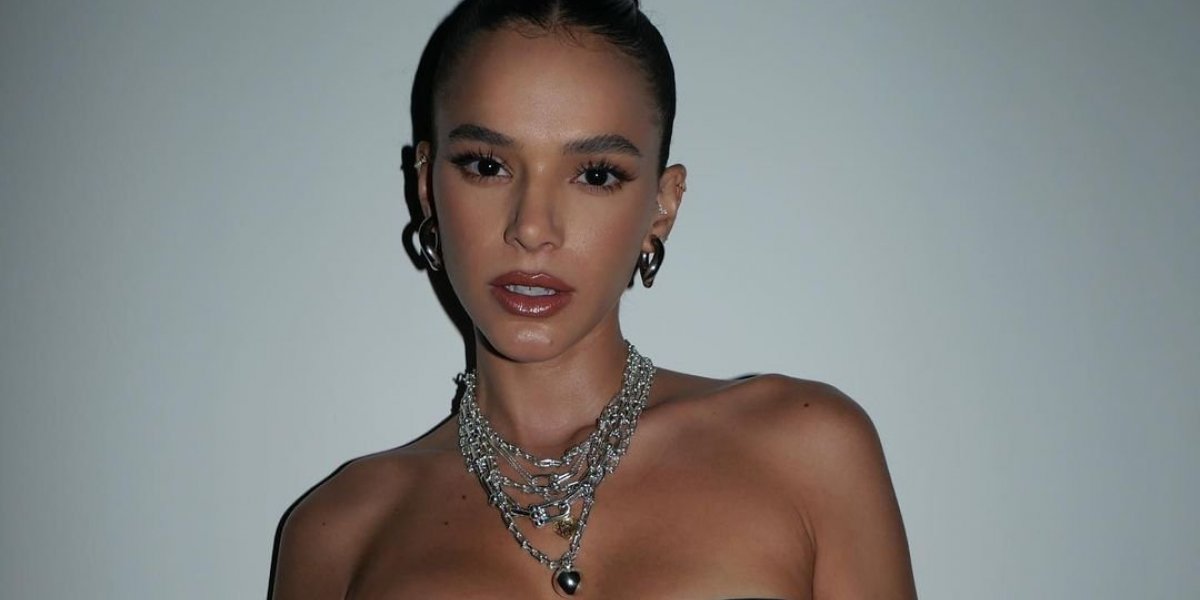 Bruna Marquezine faz sinal de 'L' e se posiciona a favor de Lula em podcast