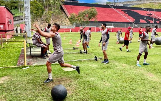 João Burse comanda treinamento tático do Vitória com foco na troca de passes