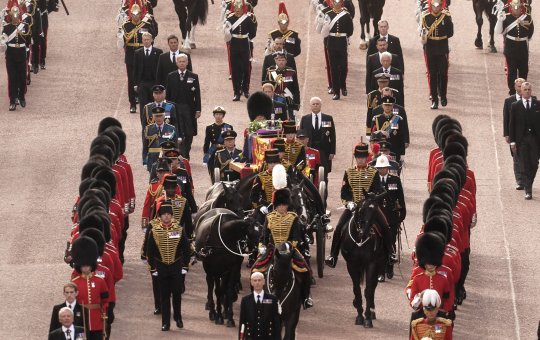 Rei Charles e filhos escoltam caixão da rainha em Londres