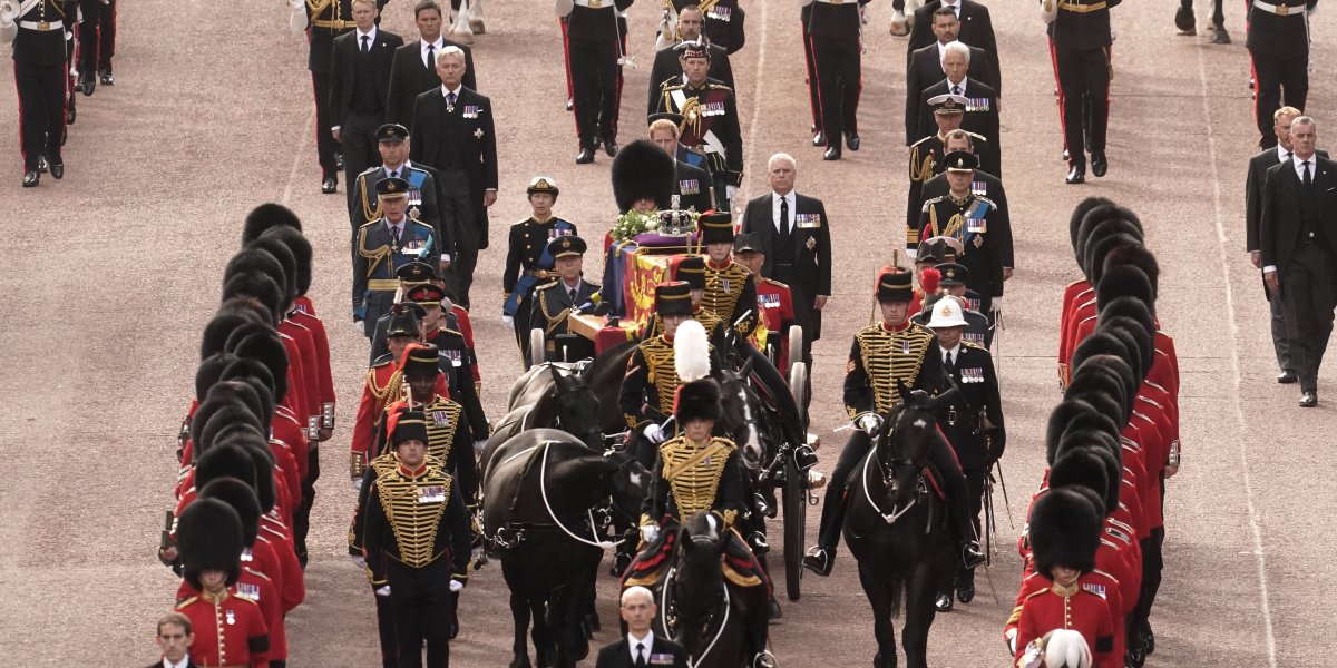 Rei Charles e filhos escoltam caixão da rainha em Londres