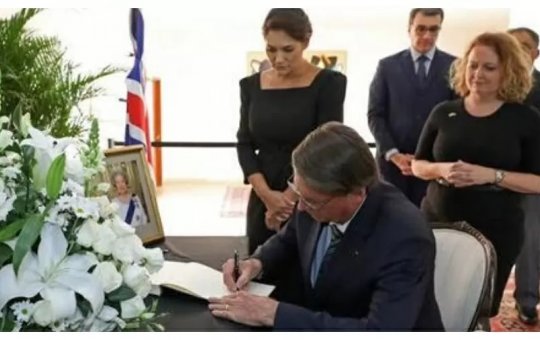 Bolsonaro comete erro ortográfico ao homenagear rainha Elizabeth: 'Estabelidade'