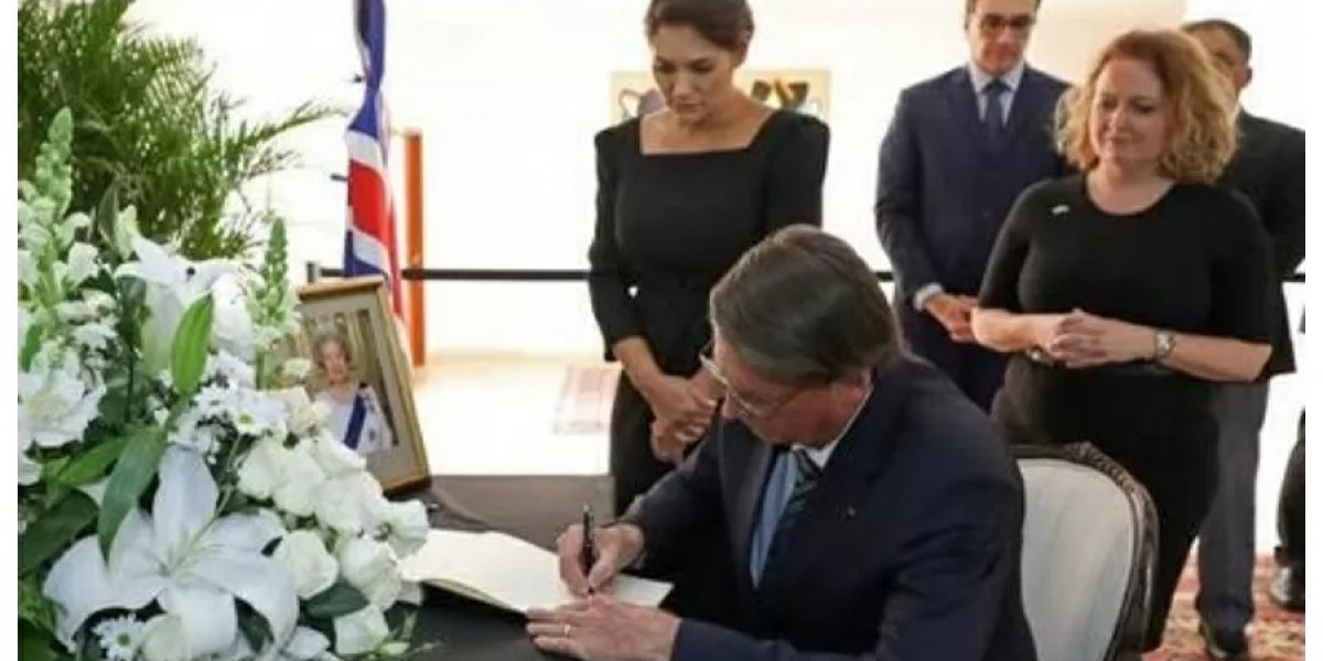 Bolsonaro comete erro ortográfico ao homenagear rainha Elizabeth: 'Estabelidade'
