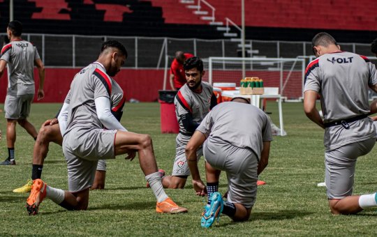 Vitória faz trabalho tático e Burse se aproxima de escalação; Rafinha é dúvida