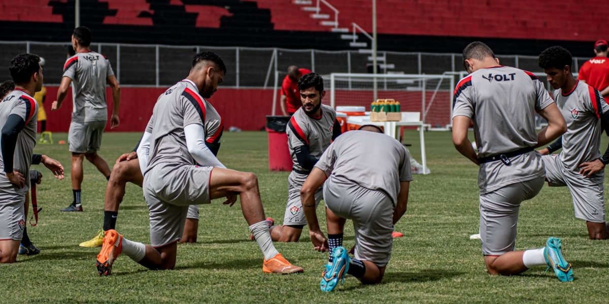 Vitória faz trabalho tático e Burse se aproxima de escalação; Rafinha é dúvida