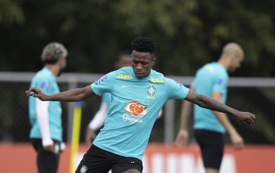 Agente de jogadores comete injúria racial contra Vini Jr. na televisão