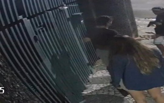 Casal é roubado em frente ao prédio que mora no Rio Vermelho; veja vídeo