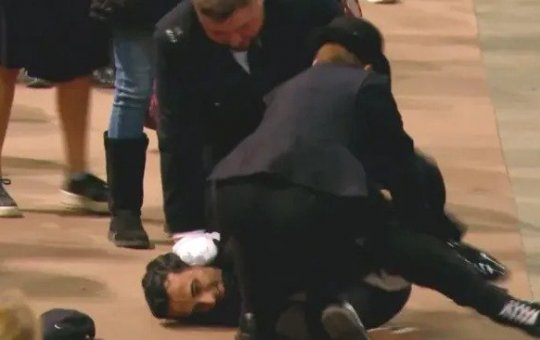 Homem é detido após tentar se aproximar do caixão da Rainha Elizabeth II