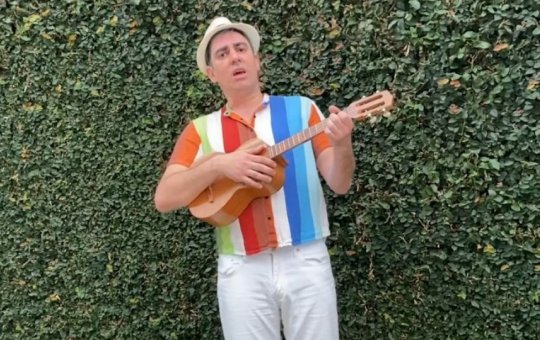 "Já xinguei mulheres de todas as coisas", canta Adnet em paródia sobre Bolsonaro