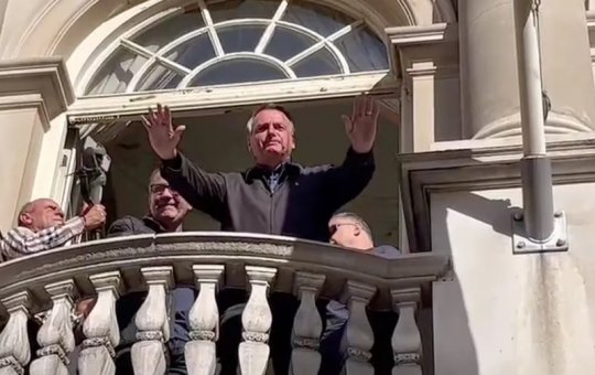 Na chegada a Londres, Bolsonaro repete em discurso que ganhará no 1º turno