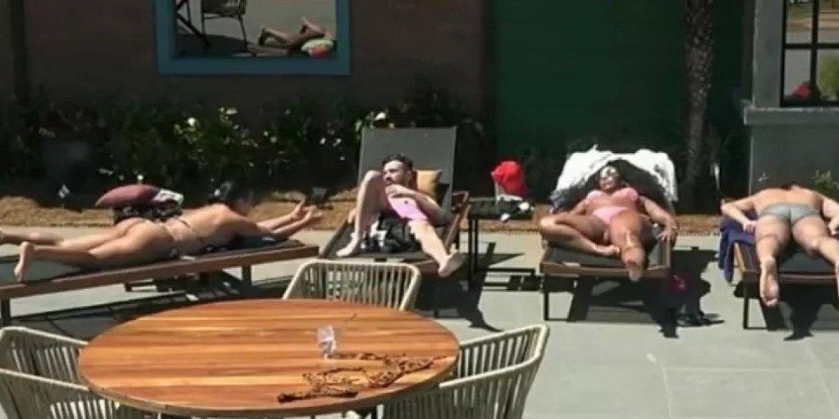 "Insiste no erro": Moranguinho critica Deborah no reality show 'A Fazenda'