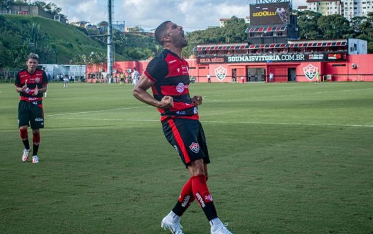 Vitória vence Figueirense com um a menos e se aproxima do acesso à Série B