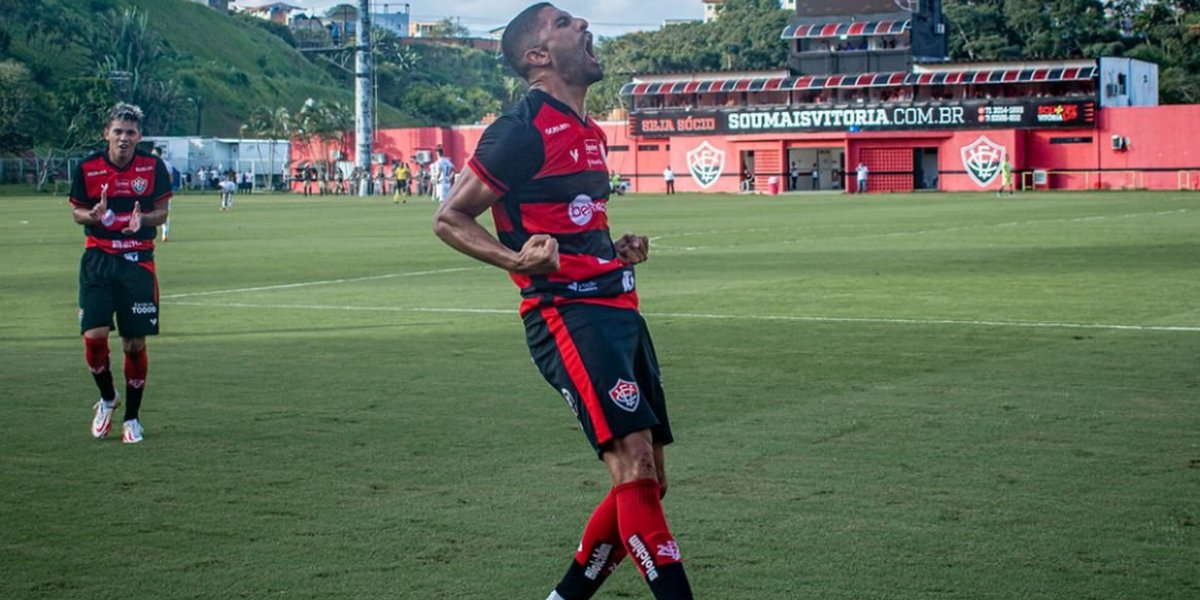 Vitória vence Figueirense com um a menos e se aproxima do acesso à Série B