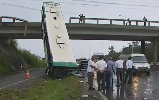 Salvador: ônibus despenca de viaduto na BR-324 e motorista fica ferido