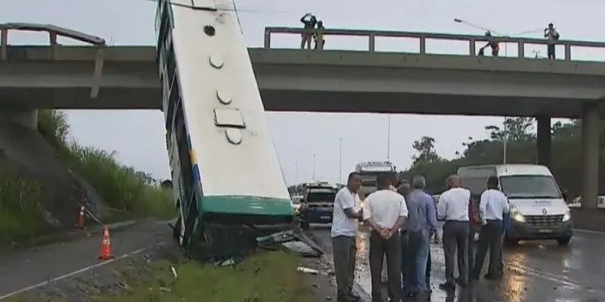 Salvador: ônibus despenca de viaduto na BR-324 e motorista fica ferido