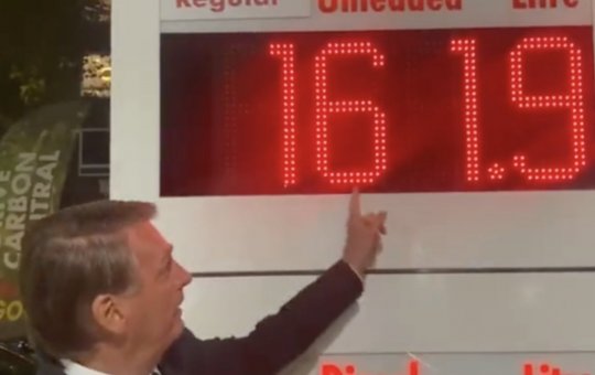Bolsonaro aproveita passagem em Londres para comparar preço da gasolina