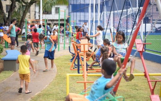 Bruno Reis entrega arena esportiva com grama sintética em Águas Claras