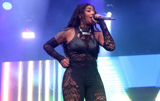 Ludmilla repete roupa usada no ‘RiR’ em show em Salvador e divide opiniões
