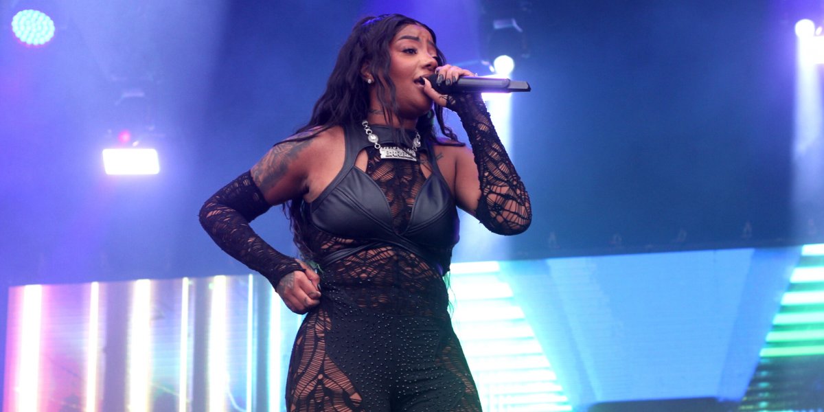 Ludmilla repete roupa usada no ‘RiR’ em show em Salvador e divide opiniões